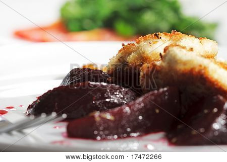 Confit de galinha (rolos de frango) com beterraba em conserva