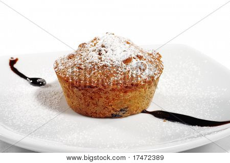 Çikolata sosu ve pudra şekeri ile Nutcake