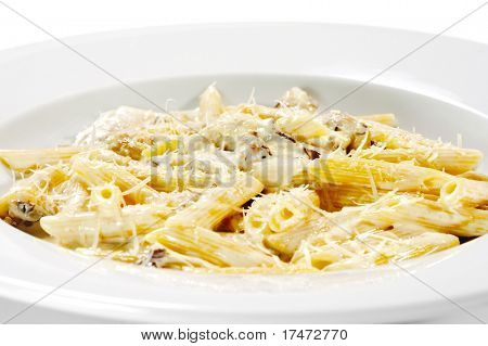 Makaron Pene z grzybami i mięso z kurczaka