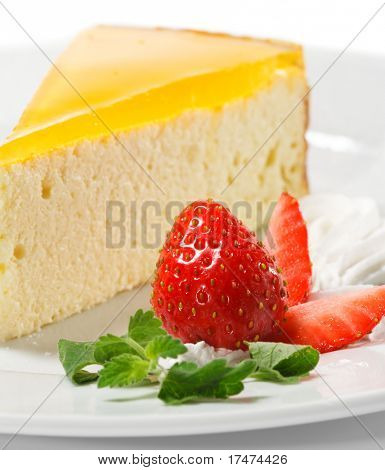 Tatlı - kamçı ve taze çilek ile portakal Cheesecake