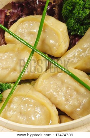 Japansk køkken - svinekød Dumplings i Bast kurv med salat blade
