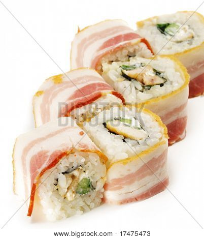 Japán konyha - Sushi, csirke és uborka, szalonna csomagolva