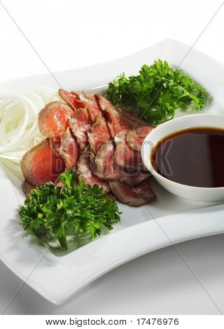 日本料理コールド カットの牛肉。パセリを添えてください。ソース添え
