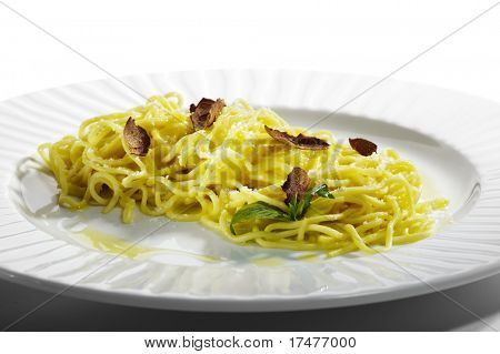 自家製パスタとパルメザン チーズと Tartufo ビアンコ （白トリュフ）。バジル添え