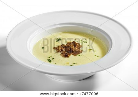 Bramborový krém polévka zdobená zelení a Tartufo Bianco (bílých lanýžů)