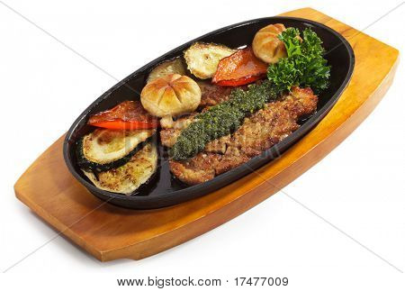 日本料理ポークのグリル、ロースト野菜ときのこと。バジルのパスタを添えて、