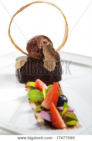 Ganache Dessert - dolce miscela di cioccolato e panna. Guarnito con Tartufo Bianco (white t