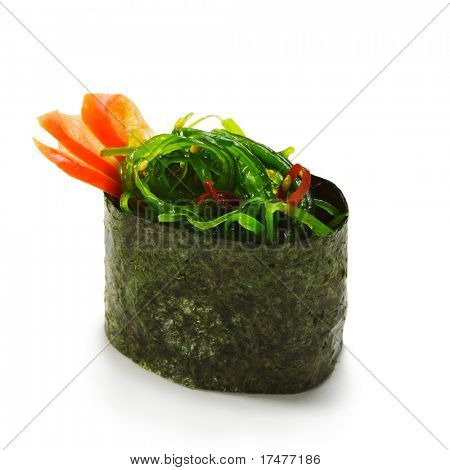 Chuka zeewier Gunkan Sushi gegarneerd met tomaat