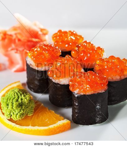 Ikura Maki Sushi - Roll con salmón fresco dentro. Con Ikura (huevas de salmón)