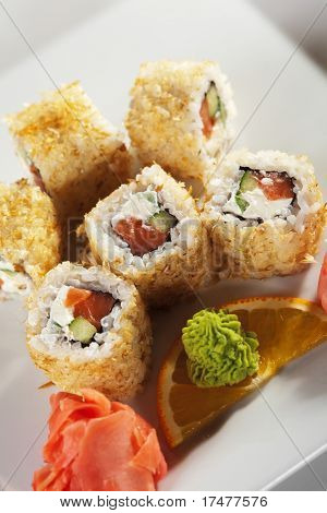 Bonito Maki Sushi - involtini con salmone fresco, cetriolo e crema di formaggio all'interno. Secchi o rasata Bonito