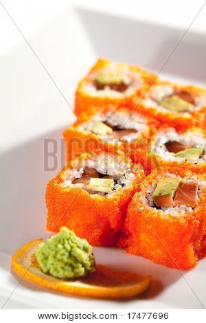 California Maki Sushi z Masago - Roll z surowego łososia świeżego, awokado, majonez japoński ins