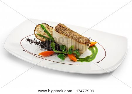 Chile Sea Bass (gitara basowa Morza Czarnego) podawane z czarnym Risotto, ziół i warzyw