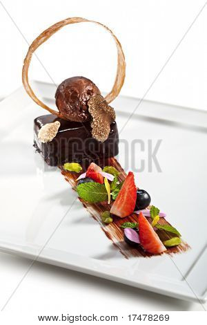 Ganache Dessert - dolce miscela di cioccolato e panna. Guarnito con Tartufo Bianco (white t