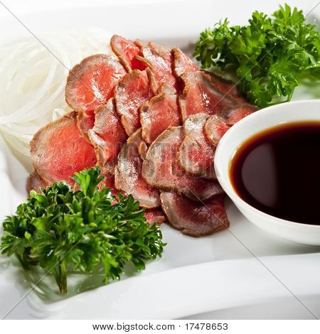日本料理コールド カットの牛肉。パセリを添えてください。ソース添え