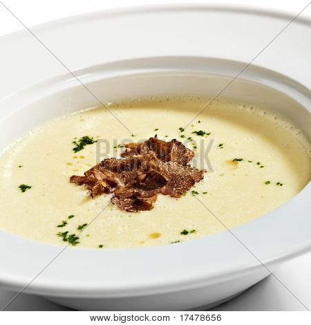 Bramborový krém polévka zdobená zelení a Tartufo Bianco (bílých lanýžů)