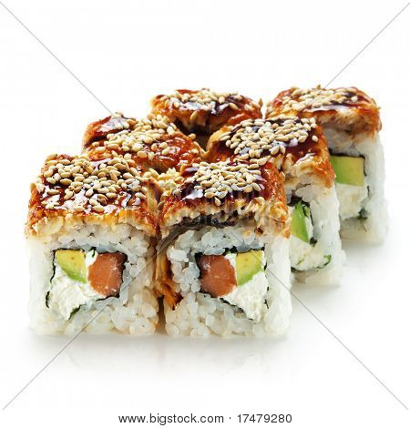 Rolka ze świeżego, surowego łososia, serek i awokado wewnątrz. Z wędzonego węgorza (unagi)