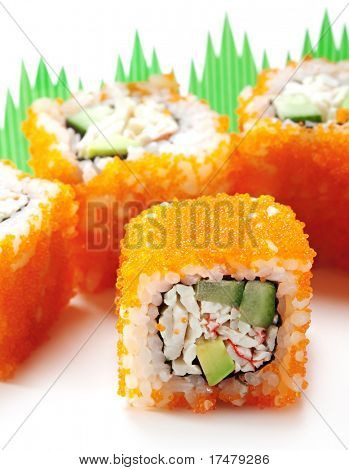 California Maki Sushi z Masago - Roll z kraba imitacja, awokado, ogórek, japoński Mayonn