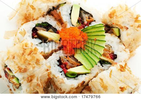 Bonito Maki Sushi - involtini con pelle di salmone, cetriolo e Avocado all'interno. Bonito essiccato rasata di fuori