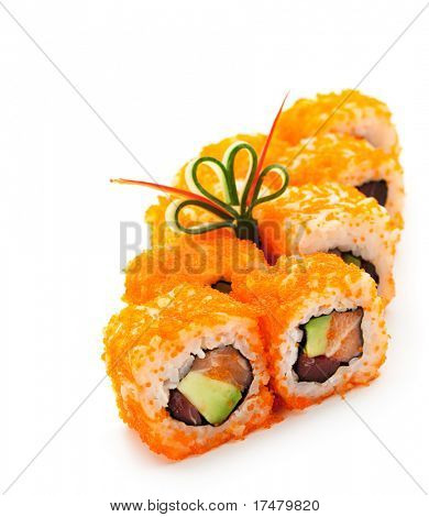 Maki Sushi z Masago - Roll z surowego łososia świeżego, awokado wewnątrz. Masago (skorupiakami) poza