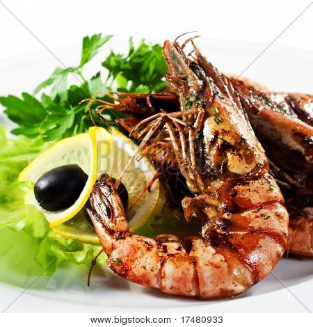 Forretter - grillede rejer med persille, citron skive og oliven