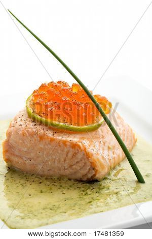 Filetto di salmone in salsa di panna con uova di salmone