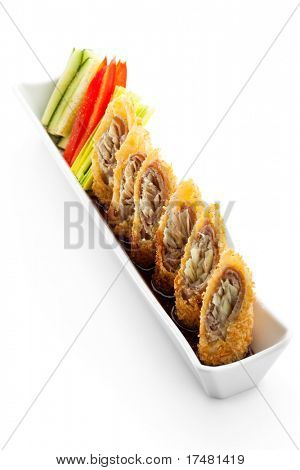 Deep Fried varkensvlees rollen met groenten en saus