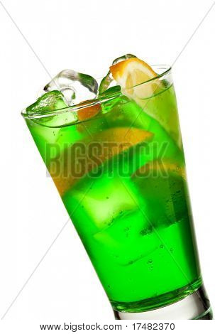 Grüne Cocktail mit Midori, Wodka, Zitrone und Eis