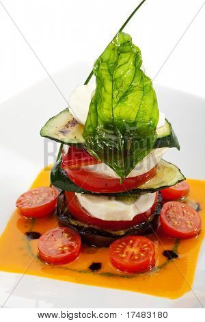 Insalata Caprese - italiensk sallad, tomater, Zucchini och Buffalo mozzarellaost