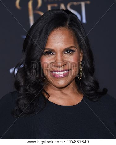 LOS ANGELES - MAR 02:  Audra McDonald arrives for the 
