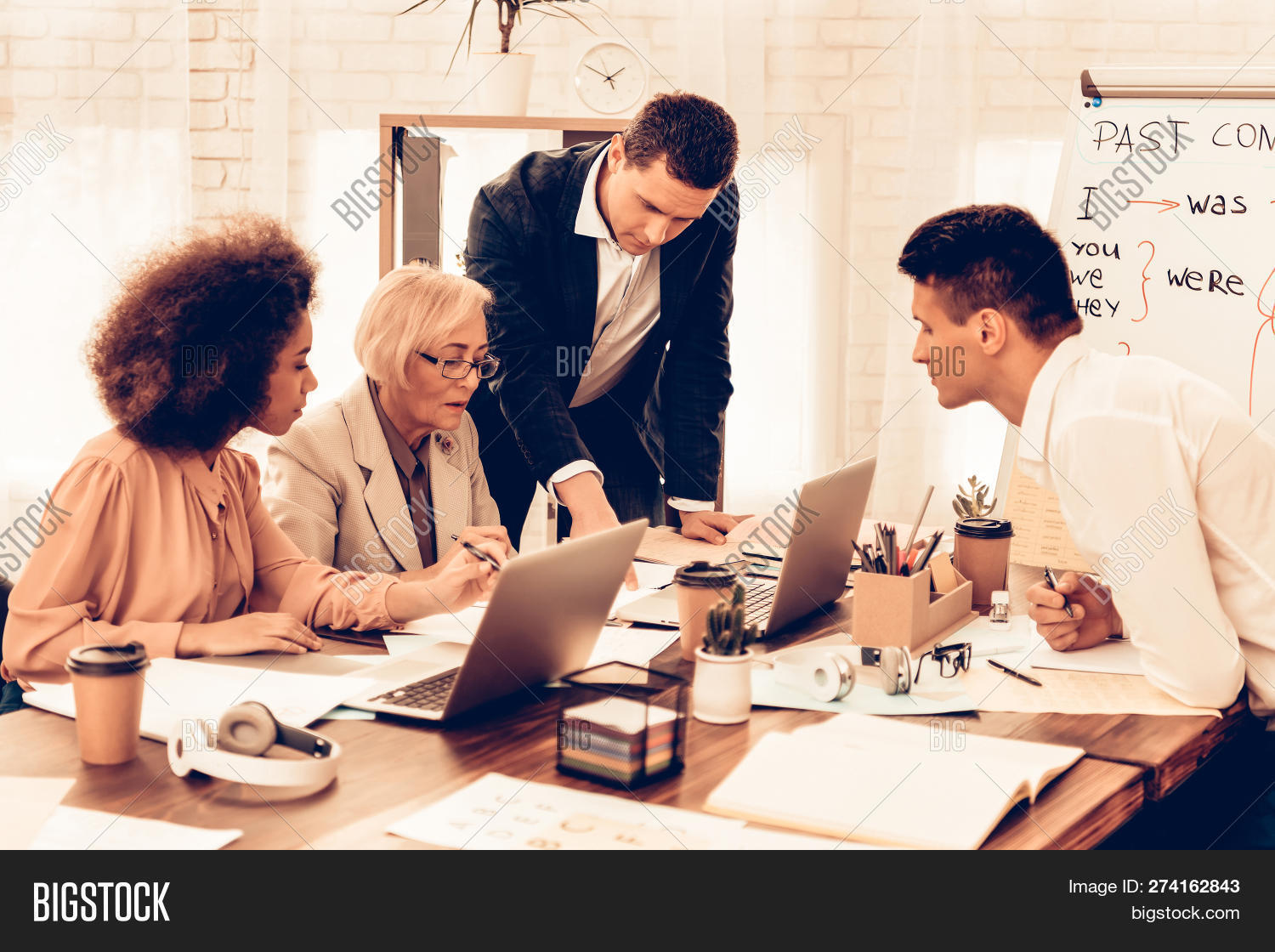 Стоять в очереди. Дружелюбная девушка. Турист с картой в руках. Общение с приятными людьми. Общение людей.