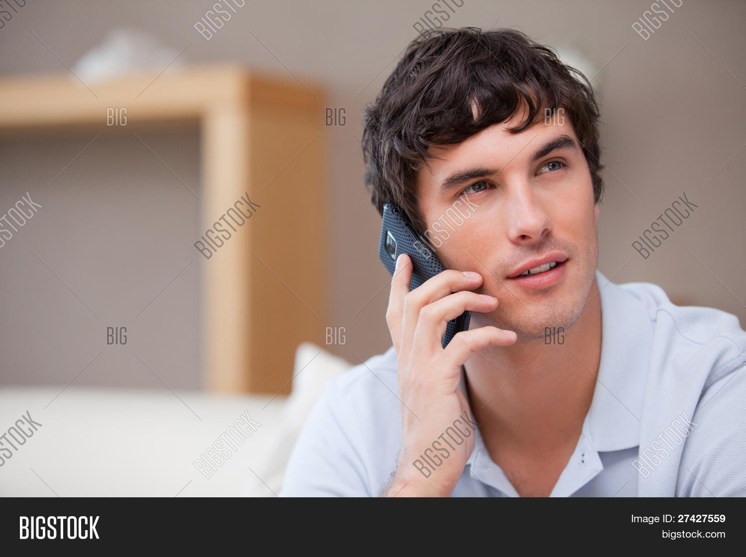 Деловой телефонный разговор. Девушка звонит по айфону. Парень разговаривает по телефону. Разговор по мобильному телефону. Мужчина с телефонной трубкой.