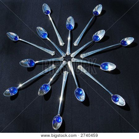 Cucchiaini con gocce blu