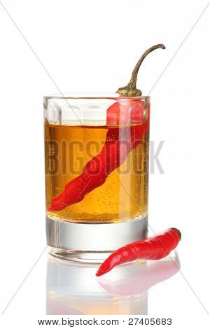 verre de poivre rouge et vodka chili peppers isolé on white