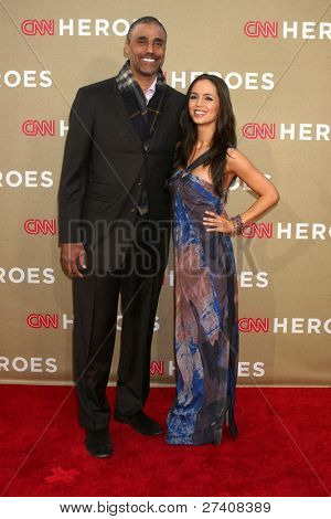 LOS ANGELES - 11 dic: Rick Fox, Eliza Dushku arriva al CNN Heroes Awards 2011 al santuario Audito