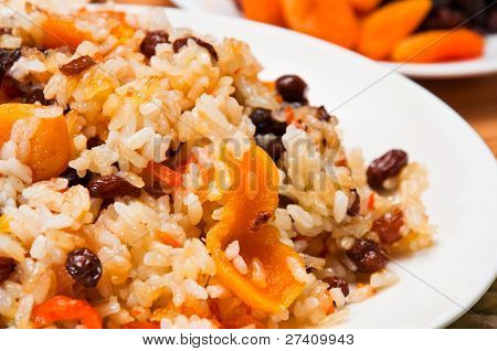Pilaw gemacht?Reis, frische Karotten und getrocknete FrÃ¼chte.