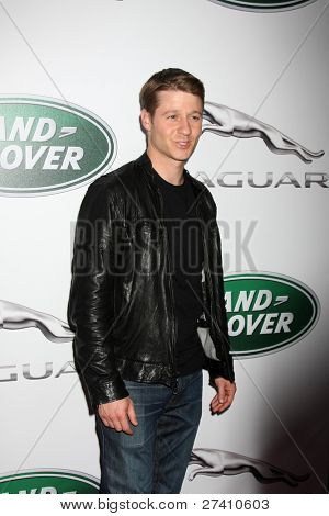 LOS ANGELES - 15 listopad: Benjamin McKenzie w przypadku Pokaż Pre LA samochodów Jaguar w dwóch Rodeo na Leg