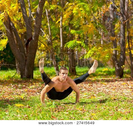 Jóga Tittibhasana póz
