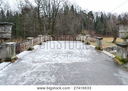 สะพานผ่านแม่น้ำ Slav ใน Pavlovsk Park