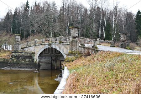 สะพานผ่านแม่น้ำ Slav ใน Pavlovsk Park