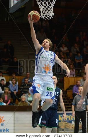 KAPOSVAR, Ungarn - 10. Dezember: Josh Wilson (in weiß) in Aktion auf einem ungarischen Meisterschaft-Korb