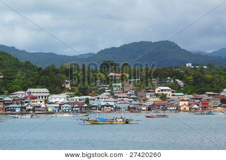 Byen på en kyst. Labuanbajo (Flores island). Indonesien
