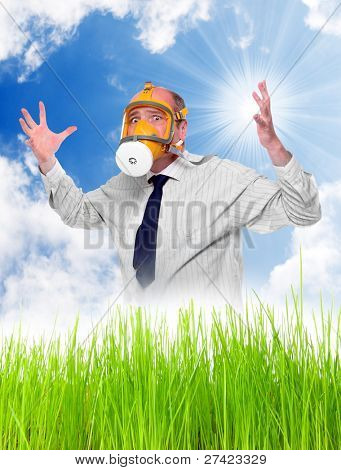 Allergia al concetto di polline. Giovane uomo con la maschera di protezione in fioritura erba.