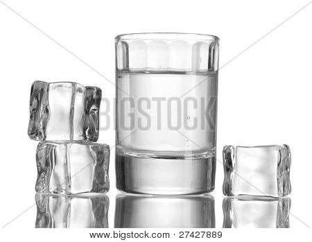 verre de vodka avec glace isolaled sur blanc