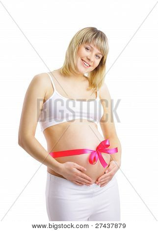 gravid kvinna med rosa bandet på hennes mage