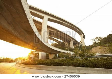 Highway ja Freeway auringonlaskun Hongkongissa