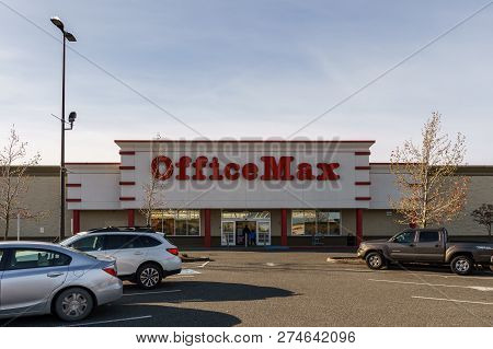 Bellingham, Usa - November 11, 2018: Officemax Store At Sunset Square Shopping Center.