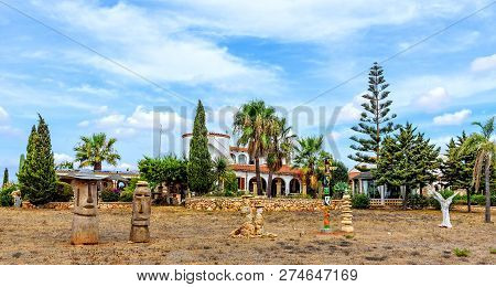 Land Finca Building House Palm Plants Architecture