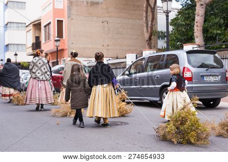 Oropesa Del Mar, Spain - January 13, 2018: Holiday Procession On Festival Of Saint Anthony In The St