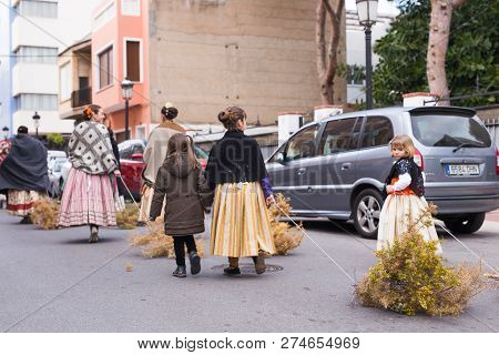 Oropesa Del Mar, Spain - January 13, 2018: Holiday Procession On Festival Of Saint Anthony In The St