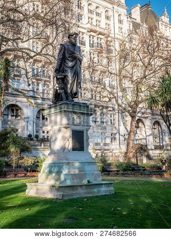 London, Uk - 4 December 2018: A Statue Paying Tribute To William Tyndale, An English Scholar Who Bec